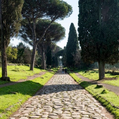 Comment est appelée cette voie romaine de 500 km reliant Rome aux Pouilles et qui a joué un rôle crucial dans la consolidation du pouvoir romain ? 