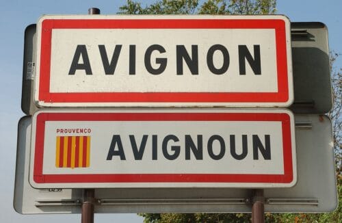 Avignon est une ville fortifiée. Vrai ou faux ? 