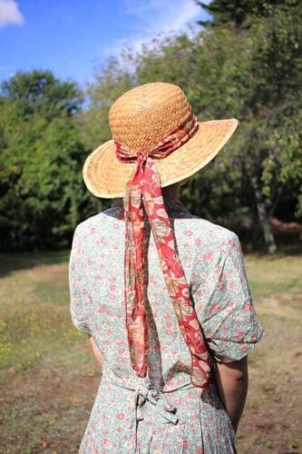 Comment appelle-t-on le ruban entourant un chapeau féminin dont les extrémités flottent à l’arrière ? 