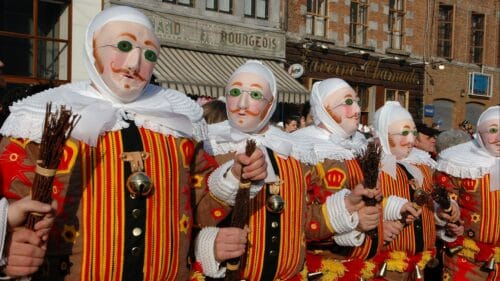 Quel personnage est emblématique du carnaval de Binche en Belgique ? 