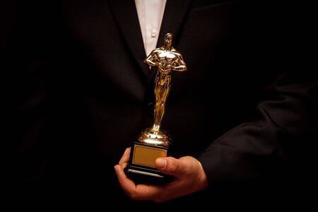 Quel est le nom officiel du prix reçu avant qu’il soit surnommé un Oscar depuis 1934 ? 