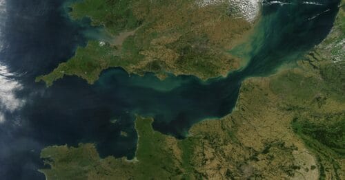 Quel est le temps record pour traverser la Manche à la nage, soit environ 34 km ? 