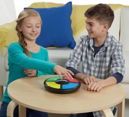 Quel est le nom du jeu de société auquel les enfants s'adonnent sur la photo ? 