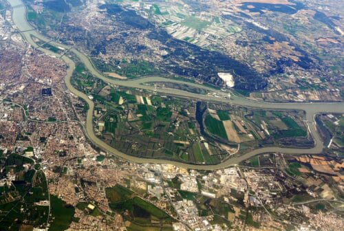 Comment s’appelle la plus grande île du Rhône, située à Avignon ? 