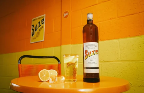 Quelle est la liqueur utilisée dans la boisson nommée la Suze ? 