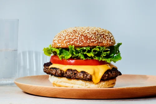 Quelle est la bonne orthographe de la phrase : Je souhaite manger un burger, ____ au restaurant, je te laisse choisir. ? 