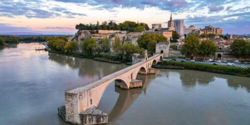 Quel est le nom du pont d’Avignon sur lequel on “danse tous en rond” ? 