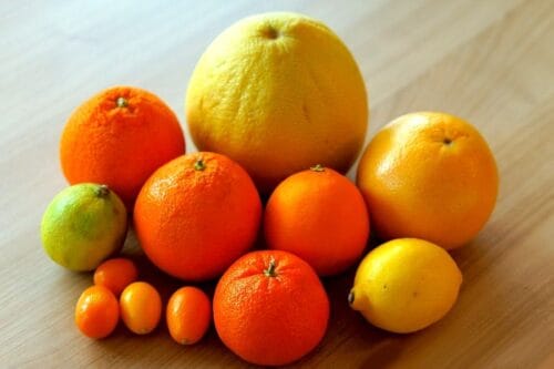 Quelle est la vitamine contenue majoritairement dans les agrumes ? 