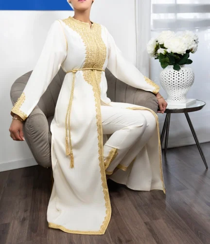 Comment s’appelle la longue tunique généralement portée avec une ceinture au Moyen-Orient, en Asie et en Afrique ? 