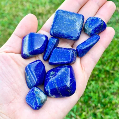 Quelles sont les pierres bleues représentées sur cette photo ? 