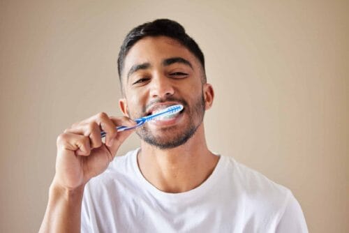 La plaque dentaire se retire grâce à une brosse à dent en effectuant son brossage quotidien. Vrai ou faux ? 
