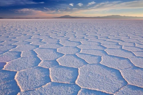 Dans quel pays se situe Uyuni, le plus grand lac de sel du monde ? 