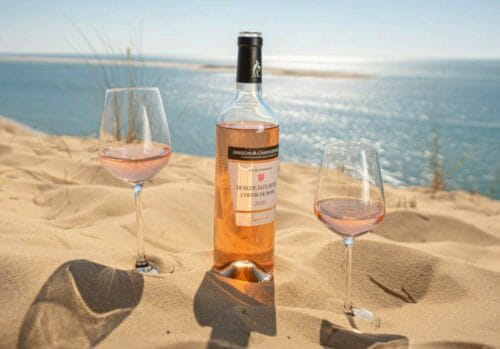 Le vin rosé est obtenu en mélangeant du vin rouge et du vin blanc. Vrai ou faux ? 