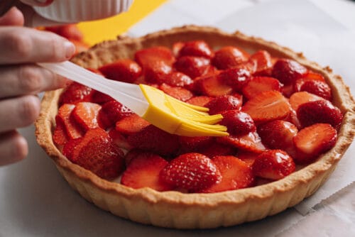 Comment appelle-t-on le fait d’étaler du sirop à l’aide d’un pinceau sur une tarte pour la rendre brillante ? 