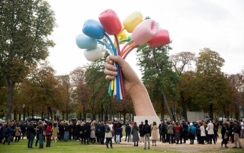 À quel sculpteur doit-on l’œuvre “Le Bouquet de tulipes” exposée à Paris dans les jardins du Petit Palais ? 