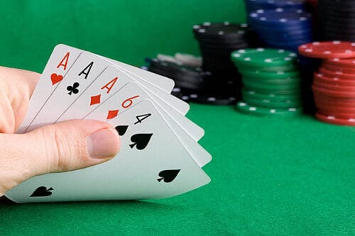 Quelle combinaison ce joueur de poker possède-t-il entre les mains ? 