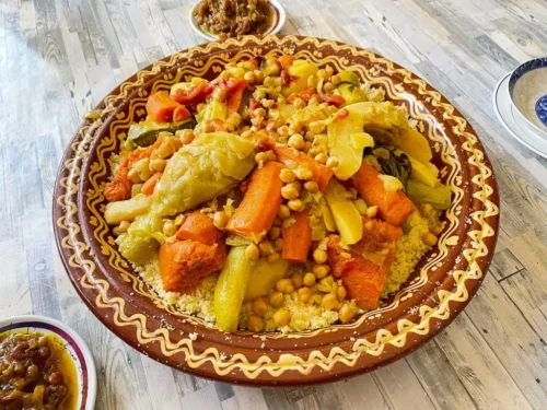 Que signifie le mot kuskus, d’origine maghrébine et qui a donné le mot couscous en français ? 