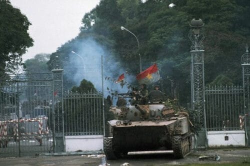 Quelle ville vietnamienne est passée aux mains du Nord-Vietnam le 30 avril 1975 ? 