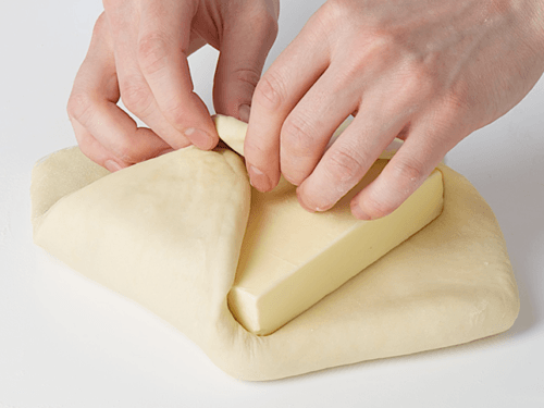 Comment s’appelle la technique de pliage essentielle à la fabrication d’une bonne pâte feuilletée ? 