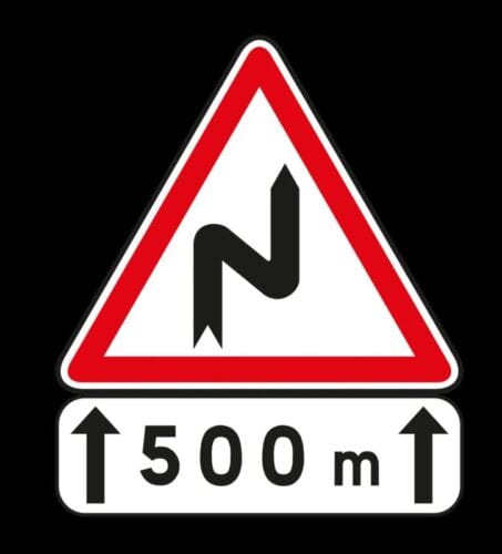 Ce panneau indique une route glissante sur 500 m. Vrai ou faux ? 