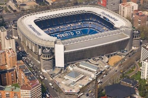 Dans quel stade de 85 000 places le Real Madrid évolue-t-il dès 1947 ? 