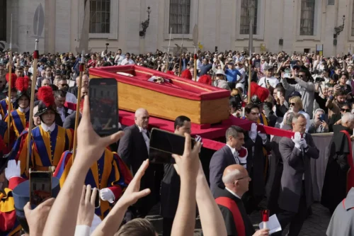 Où le pape François a-t-il été inhumé le 25 avril 2025 ? 