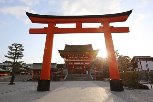 Quel est le nom des portails traditionnels japonais, communément érigés à l’entrée des sanctuaires shintoïstes ? 