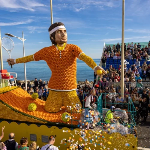 Quelle ville du sud-est de la France accueille la fête du citron durant le mois de février ? 
