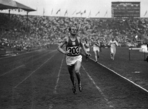 Quel était le surnom d’Emil Zatopek, spécialiste des courses de fond ? 