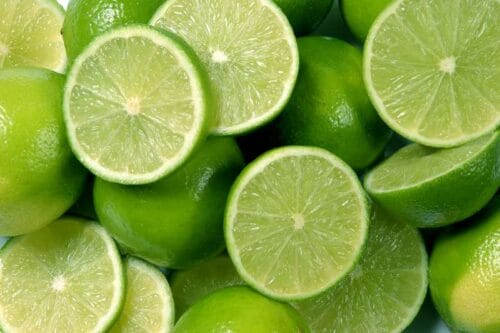Le citron vert est un citron jaune cueilli avant maturation. Vrai ou faux ? 