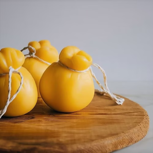 Quel est le nom de ce fromage italien resserré par une corde ? 