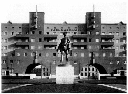 Quel surnom portait la ville autrichienne de Vienne entre 1918 et 1934 ? 