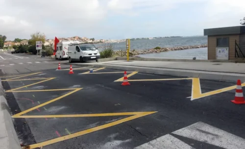 Le marquage au sol jaune sur l'image est temporaire durant les travaux. Vrai ou faux ? 