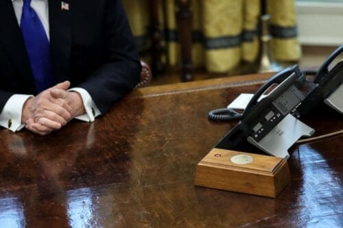 Lors d'un interview de Donald Trump en mars 2025, il a présenté un petit bouton rouge sur son bureau, quelle est son utilité ? 