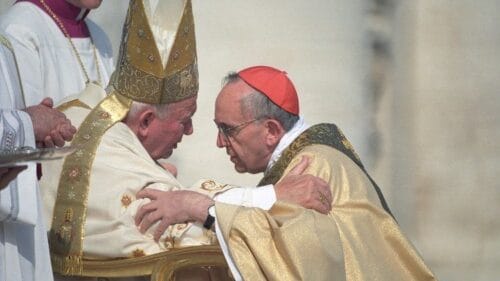 Le pape François est décédé plus jeune que Jean-Paul II. Vrai ou faux ? 