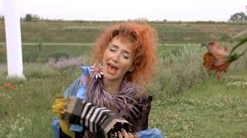 Quelle chanson est interprétée par Dame Ginette lors de sa rencontre avec Jacquouille et Godefroy ? 