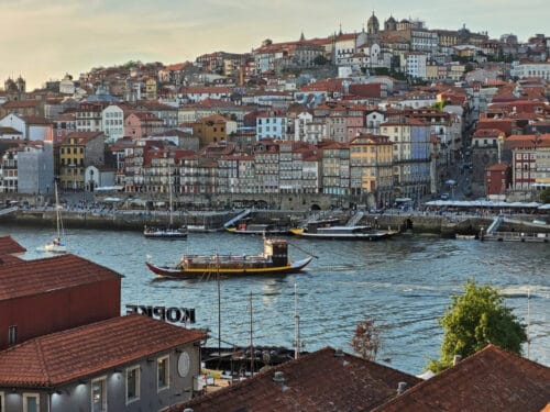 Quel fleuve traverse la ville portugaise de Porto ? 