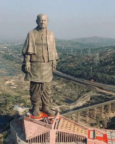 Dans quel pays se trouve cette statue, connue pour être la plus haute du monde ? 