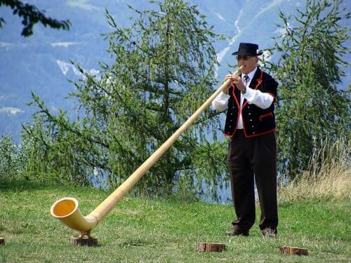Quel est le nom de cet instrument de musique que l'on trouve surtout en Suisse, en Autriche et en Allemagne ? Cor des alpes