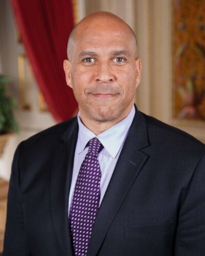 Qui est ce sénateur des États-Unis ayant battu le record du discours le plus long de l'histoire du Sénat avec 25h et 5 min entre le 31 mars et le 1er avril 2025 ? 
