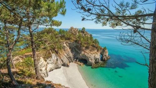 Laquelle de ces presqu'îles est située dans le département du Finistère ? 