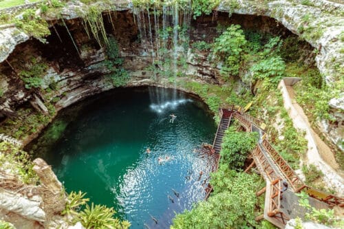Quels sont les noms des trous d'eau douce, situés dans la péninsule du Yucatan au Mexique ? 