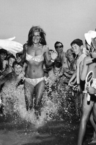 Dans les paroles de la chanson “Itsi Bitsi Petit Bikini” de Dalida, de quelle couleur est le bikini ? 