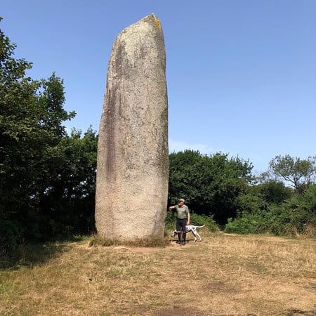 Dans quelle commune du Finistère se dresse le plus haut menhir de France, appelé menhir de Kerloas ? 