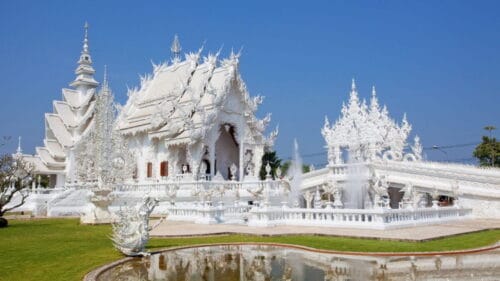 Dans quel pays se trouve le temple blanc sur la photo ? 