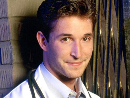 Dans quelle série médicale lancée en 2025 retrouve-t-on l’acteur Noah Wyle, qui s’était fait connaître à l'époque dans la série Urgences ? 