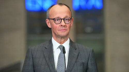 De quel pays, cet homme est-il devenu le chef du gouvernement en mai 2025 ? 