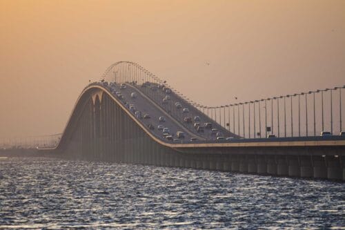 À quel pays, l’île de Bahreïn est-elle reliée par le pont King Fahd Causeway ? 