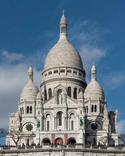 Dans quel quartier de Paris se trouve la Basilique du Sacré-Cœur ? 