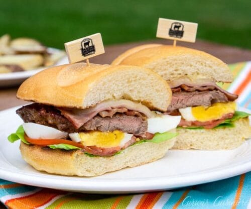 Comment s’appelle le sandwich typique uruguayen garni de jambon, boeuf, tomate, bacon, mayonnaise et accompagné de frites ? 